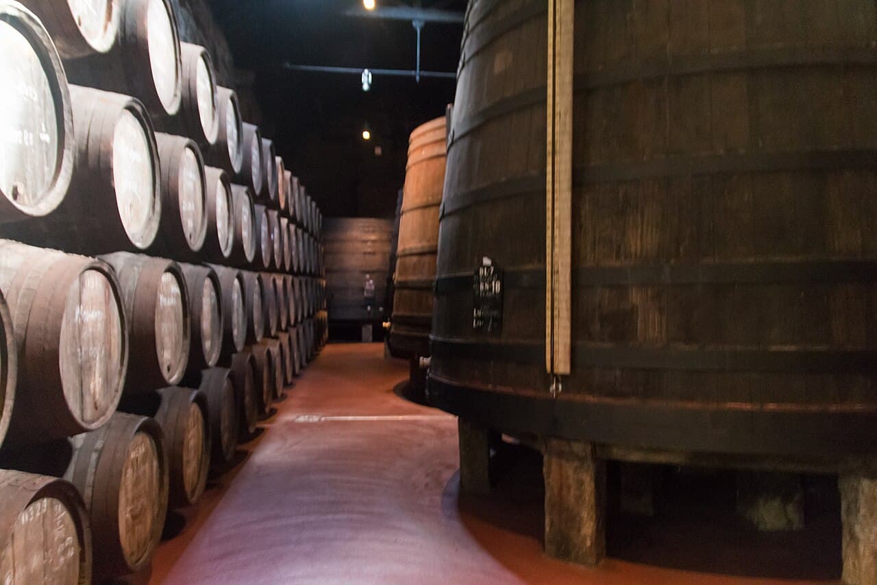 Reihen alter Portweinfässer in einem Keller in Vila Nova de Gaia