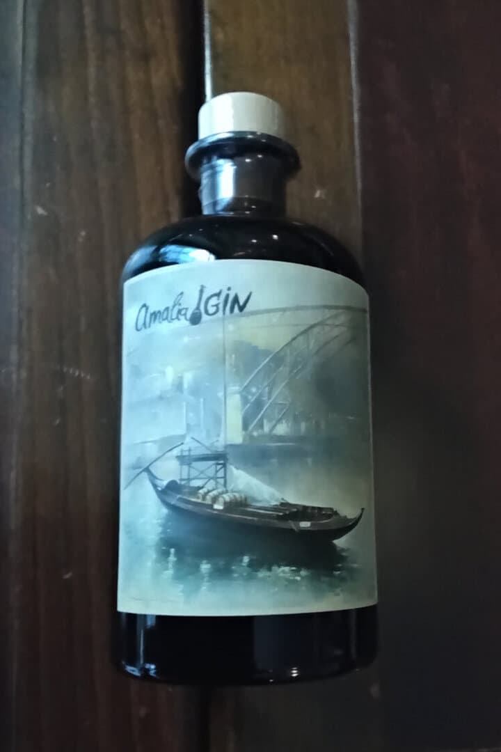 Eine Flasche Amalia Gin im Portweinfass auf dunklem Holz